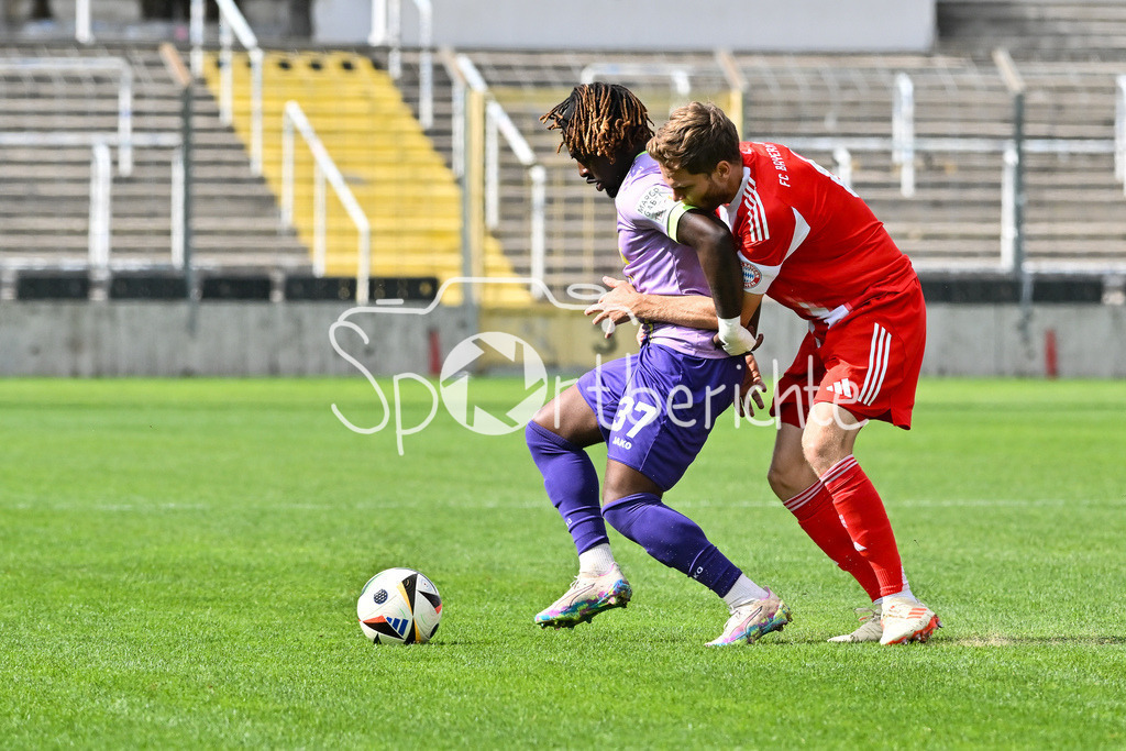 FC Bayern Amateure - FC Würzburger Kickers | im Duell Pedro Narciso MUTEBA (Würzburger Kickers 37) und Benno SCHMITZ (FC Bayern Muenchen II 6) / Zweikampf / Regionalliga Bayern: FC Bayern Amateure - FC Würzburger Kickers; Grünwalder Stadion am 27.09.2025