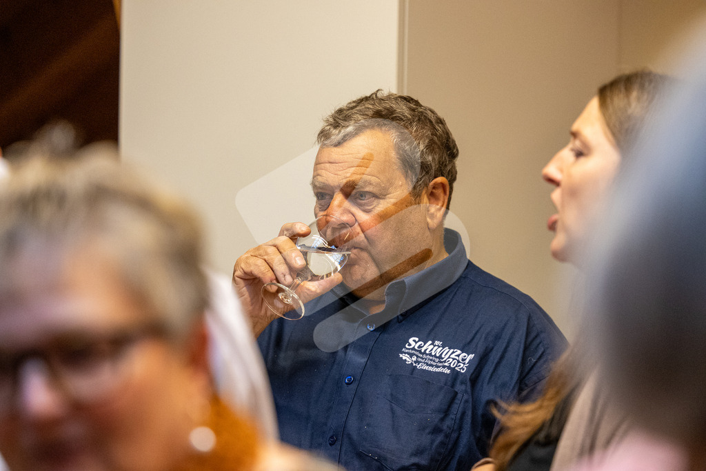 SKE100J_4656 | Die Schwinger des Schwyzer Kantonalen Schwingerverbandes: Fotos, die Dynamik und Leidenschaft festhalten, sowie emotionale Momente aus dem traditionellen Schwingsport zeigen. - Realisiert mit Pictrs.com