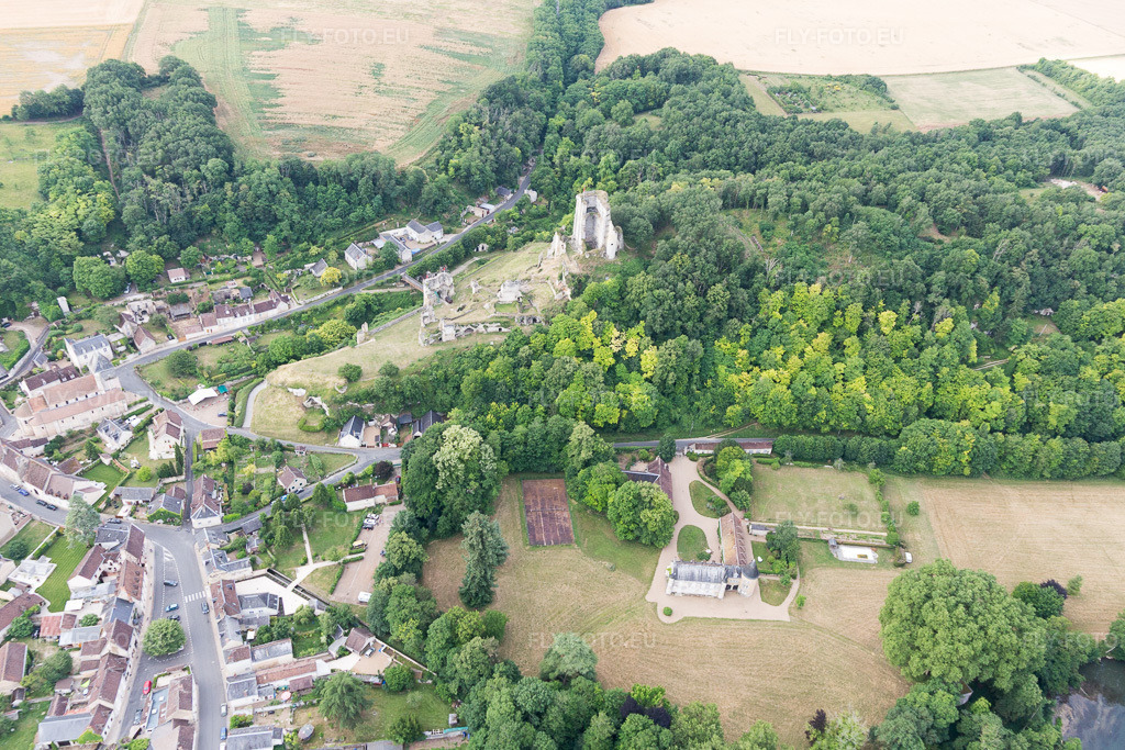 Vue aérienne: Vue de la ville à Lavardin dans le département Loir et Cher, France. Photo: IMG_101157.jpg prise le 24/06/2017 par Werner Riehm/FLY-FOTO.euRésolution de l'original: 4849 x 3233 px