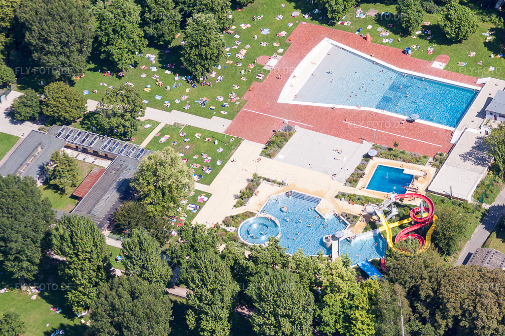 Luftbild: Badegäste auf den Liegewiesen am Schwimmbecken des Freibades Rheinstrandbad Rappenwört am Rhein im Ortsteil Daxlanden in Karlsruhe im Bundesland Baden-Württemberg in Deutschland. Foto: IMG_31185.jpg vom 09.08.2010 durch Werner Riehm/FLY-FOTO.de
