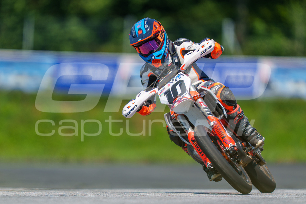 G-Cup + Supermoto Staatsmeisterschaft + Hungarian Supermoto Championship | GRIPcapture steht für authentische Sportfotografie in Österreich – für Momente, die mehr sind als Geschwindigkeit oder Ergebnis. Es geht um Emotion, Spannung, Fokus und den Augenblick, der oft nur einen Wimpernschlag dauert.Ob Motorsport, Teamsport oder 