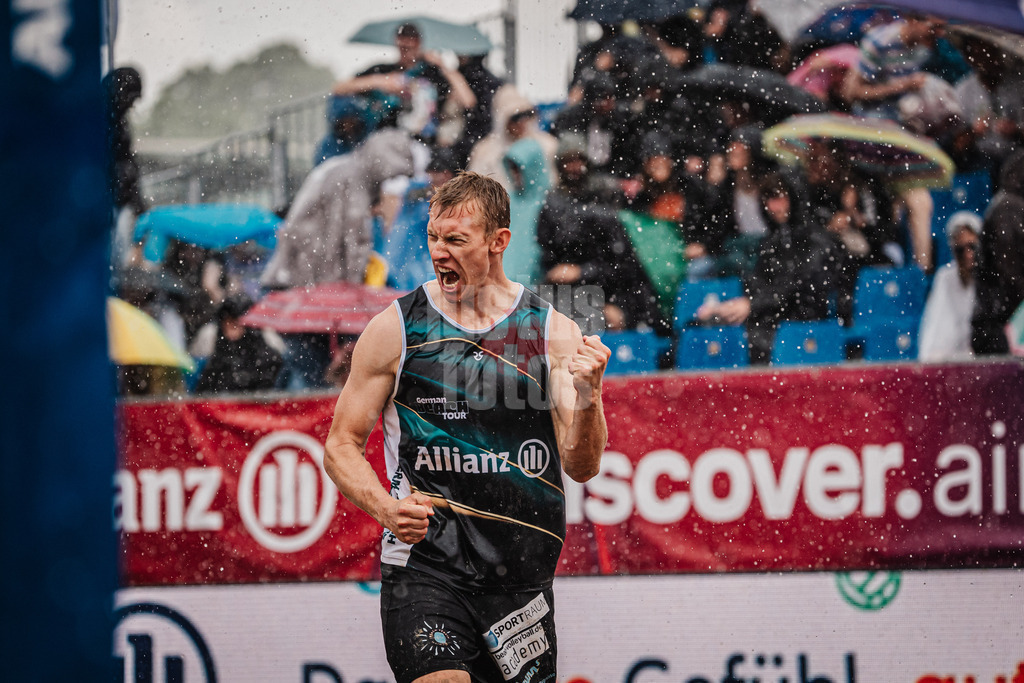 Beachvolleyball | Männer | Allianz German Beach Tour 2025 | Tourstop Hamburg | 01.06.2025 | Jonas Reinhardt jubelt im Regen