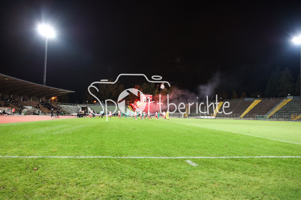 FC Augsburg II - FC Bayern Amateure | Die Fans aus Muenchen haben ein Intro vorbereitet / Choreo / Pyrotechnik / Pyro / Ultras /