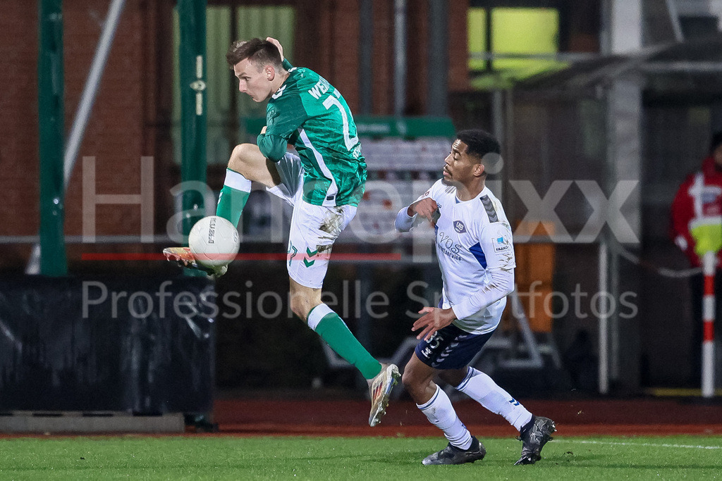 Fussball, Regionalliga Nord, SV Werder Bremen II - VfB Oldenburg | v.li.: Ole Schulz (SV Werder Bremen II, 27) und Aurel Loubongo-M Boungou (VfB Oldenburg, 35) im Zweikampf, Duell, Dynamik, Aktion, Action, Spielszene
