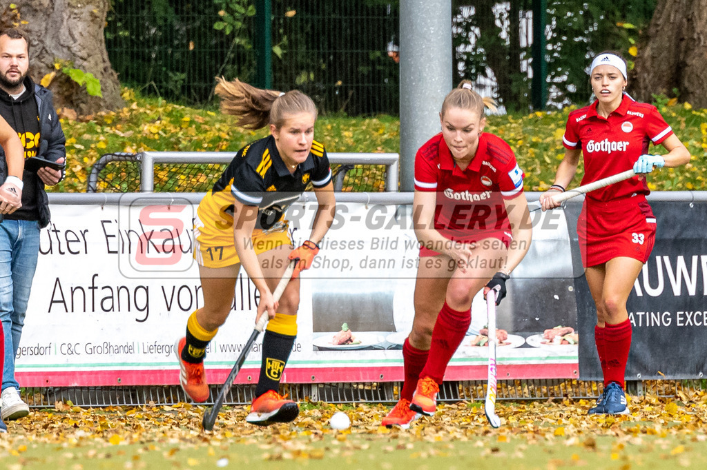 SFE_20221008_0037 | 1. Bundesliga Hockey Damen Rot-Weiss Köln - Harvestehuder THC am 08.10.2022 in Köln (KTHC Stadion Rot-Weiss Köln Tennis and Hockey Club), Photo: Stephan Fehrmann 2022 (Sports-Gallery), Katharina Bauer ( Harvestehuder THC #17),Pia Maertens ( Rot-Weiss Köln #35 )