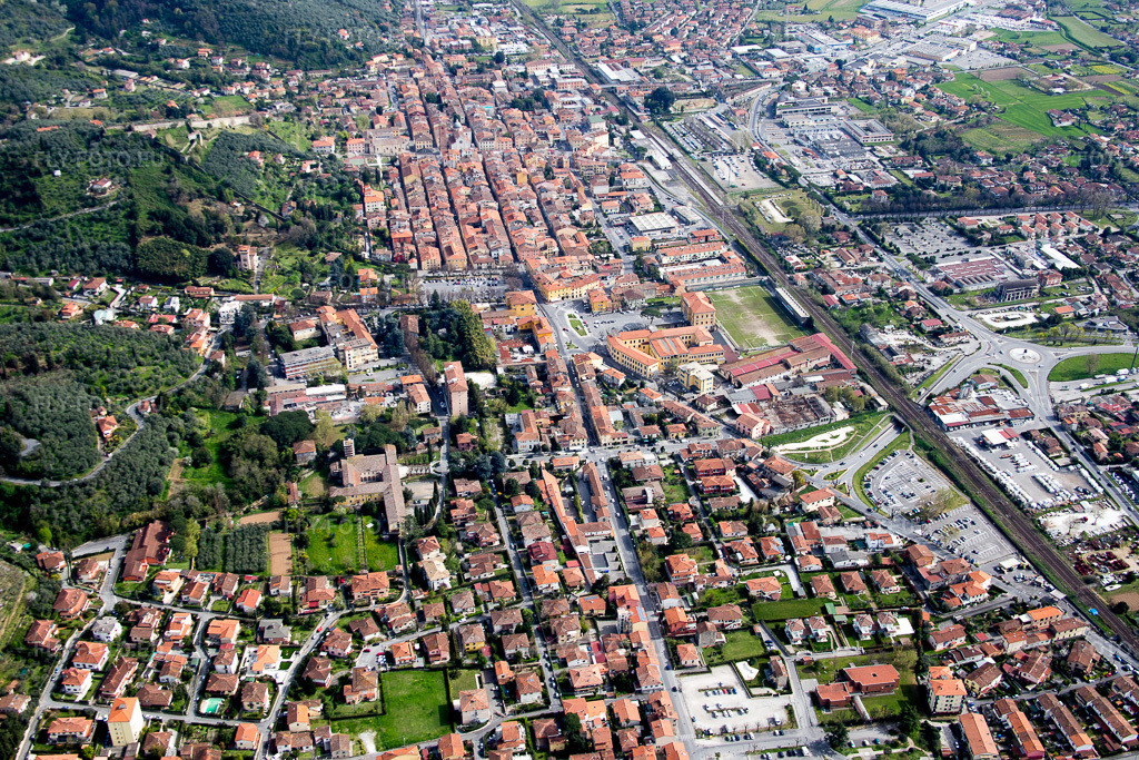 Vue aérienne: Vue de la ville depuis le centre-ville à Pietrasanta dans le département Lucca, Italie. Photo: IMG_086938.jpg prise le 03/04/2016 par Werner Riehm/FLY-FOTO.eu – Résolution de l'original: 5014 x 3343 px