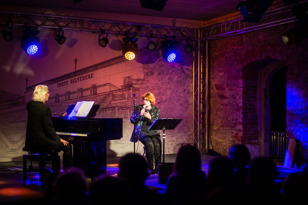 Uschi Brüning | Uschi Brüning im Forte Belvedere Leisnig zum Festival Hallo Leisnig 2022. - Realisiert mit Pictrs.com