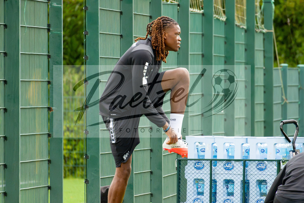 20260909_TRAOSN_0630 | Fußball, Herren: Elias Bakatukanda (VfL Osnabrück) schaut beim Training des VfL Osnabrück am 09.09.2026 im Sportpark Illoshöhe in Osnabrück, Deutschland.(Foto von Nico Paetzel) - Realisiert mit Pictrs.com