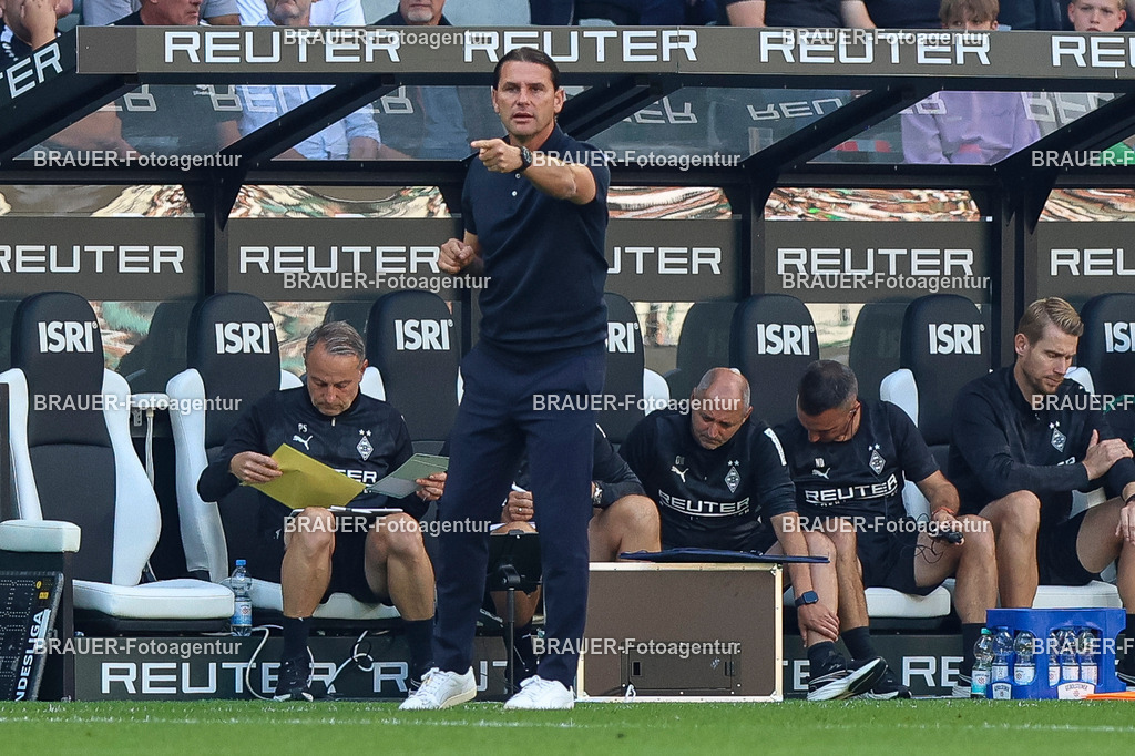 Borussia Mönchengladbach vs Hamburger SV - Bundesliga  | Mönchengladbach, Deutschland, 24.08.25:   Gerardo Seoane (Borussia Mönchengladbach) gestikuliert, Gestik waehrend des Spiels der Bundesliga zwischen Borussia Mönchengladbach vs Hamburger SV im Stadion im Borussia Park(Foto von Brauer-Fotoagentur / Adrian Schlueter)