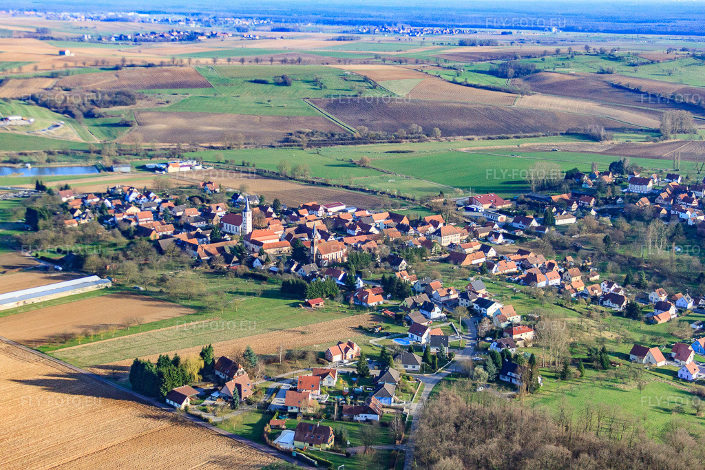 Vue aérienne: Vue de la ville depuis le nord-ouest à Kutzenhausen dans le département Bas Rhin, France – .Photo: IMG_38742.jpg prise le 20/03/2011 par Werner Riehm/FLY-FOTO.eu – Résolution de l'original: 4752 x 3168 px