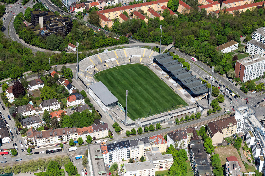 dr__0064005.jpg | MüNCHEN 29.04.2025 Fußball- Stadion des Vereins TSV 1860 ( Sechzgerstadion ) an der Grünwalder Straße im Stadtteil Giesing in München im Bundesland Bayern. // Football stadium of the football club TSV 1860 on Gruenwalder Strasse in Munich in the state Bavaria. Foto: Daniel Reiter