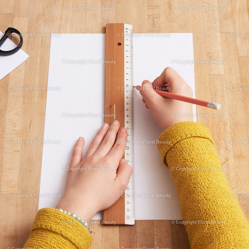 Hexentreppe aus Papier basteln | Papier in 2 cm breite Streifen schneiden. Mit Kleber rechtwinklig fixieren. Abwechselnd Streifen über Streifen legen und andrücken. Abschließend zusammenkleben. - Realisiert mit Pictrs.com