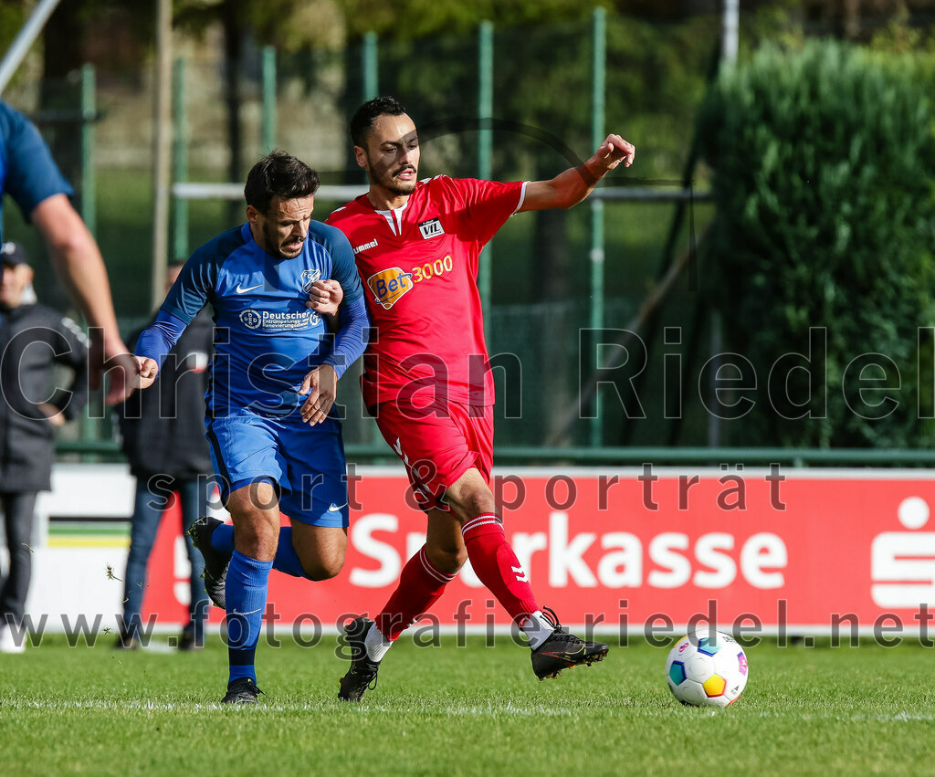 2023-11-04_056_FC_Langengeisling_gegen_VfL_Waldkraiburg | Erding, Deutschland, 04.11.2023:
Fußball, Bezirksliga Oberbayern Ost 2023 / 2024, 16. Spieltag, FC Langengeisling gegen VfL Waldkraiburg, Endergebnis: 2:0

Maximilian Hintermaier (FC Langengeisling, #13), Abdullah Eryilmaz (VfL Waldkraiburg, #2)

Foto: Christian Riedel / fotografie-riedel.net