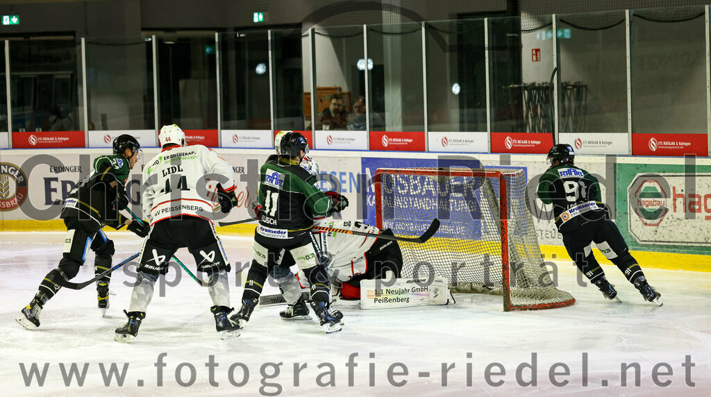 2022-11-04_008_Eishockey_TSV_Erding_gegen_TSV_Peissenberg | Erding, Deutschland, 04.11.2022:
Eishockey, Bayernliga 2022 / 2023, 10. Spieltag, TSV Erding gegen TSV Peißenberg, Endergebnis: 4:3

Bastian Cramer (Erding Gladiators, #34), Martin Lidl (TSV Peissenberg, #44), Sebastian Busch (Erding Gladiators, #11), Torwart Korbinian Sertl (TSV Peissenberg, #31), Rudolf Lorenz (Erding Gladiators, #91)

Foto: Christian Riedel / fotografie-riedel.net