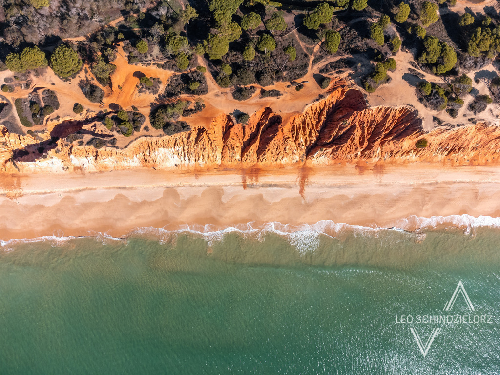 Fotografie_Leo_Schindzielorz_PT_Sommer_Algave_20211128_DJI_0840_org | Atmosphärische Landschaftsbilder & Drohnenaufnahmen aus dem Allgäu, Tirol, Südtirol & der Schweiz – ideal für Leinwanddrucke & zur stilvollen Raumgestaltung. - Realisiert mit Pictrs.com