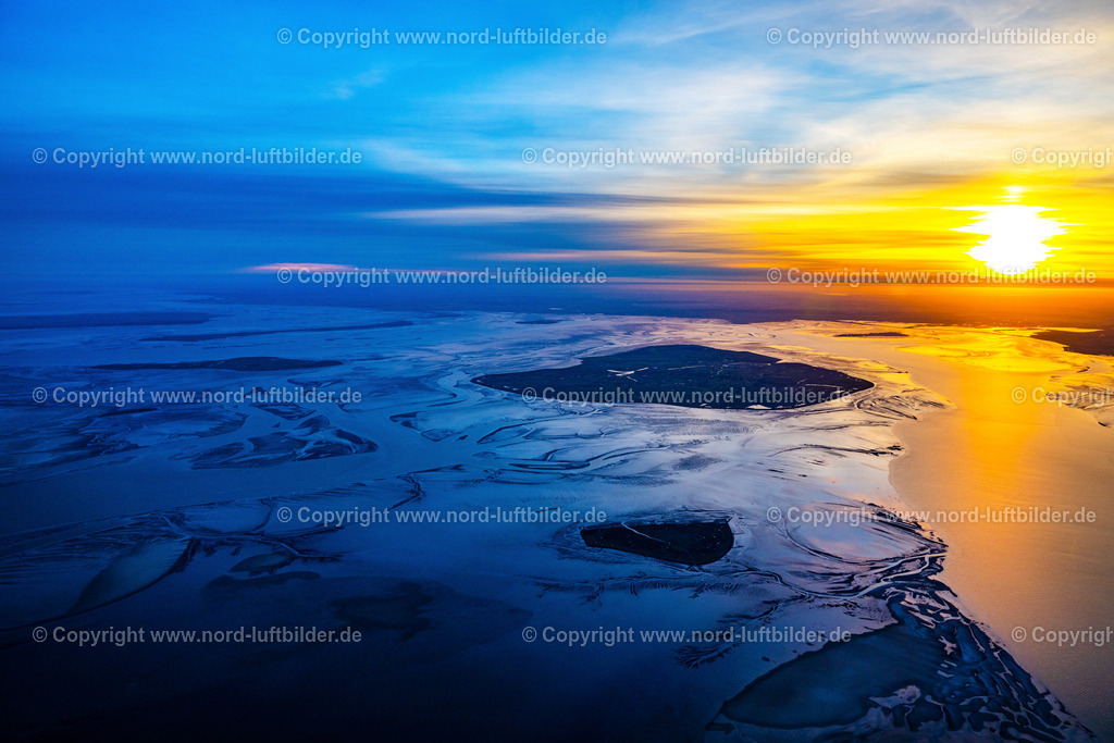 Hallig_Süderoog_Pellworm_Sonnenaufgang_ELS_34326010523 | SüDEROOG 01.05.2023 Küstenbereich der Nordsee- Hallig Süderoog mit Pellworm im Sonnenaufgang im Bundesland Schleswig-Holstein. // Coastal area of the North Sea Hallig Suederoog with Pellworm at sunrise in Schleswig-Holstein. Foto: Martin Elsen