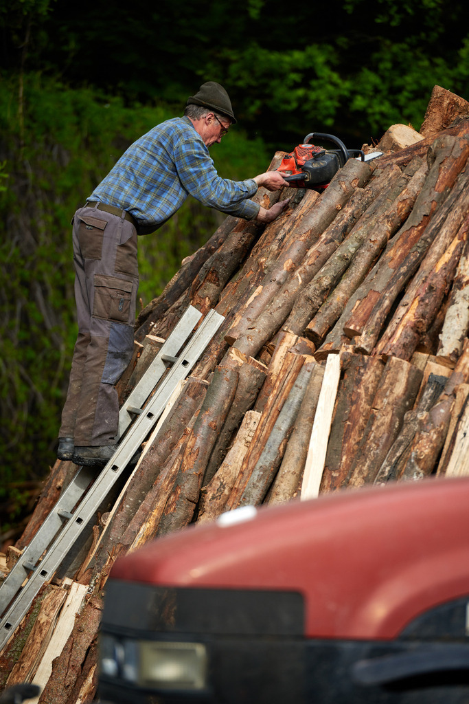 Waldköhlerei Hochecker | Michelbach, Austria - May 08, 2019: Waldköhlerei Hochecker, die 2011 in das Nationale Verzeichnis des immateriellen Kulturerbes der UNESCO aufgenommen wurde, produziert noch echte Holzkohle; Herr Hochecker beim Aufbau des Kohlmeilers. - Realisiert mit Pictrs.com