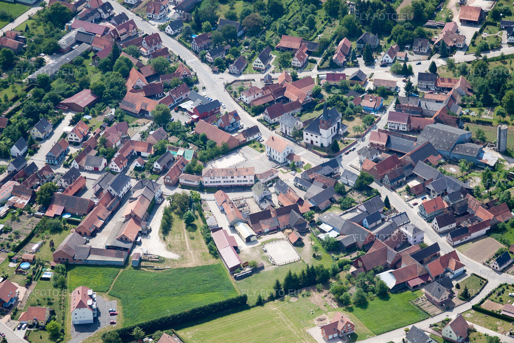Vue aérienne: Centre du village vu de l'ouest à Salmbach dans le département Bas Rhin, France – .Photo: IMG_40949(40866).jpg prise le 08/05/2011 par Werner Riehm/FLY-FOTO.eu – Résolution de l'original: 4752 x 3168 px