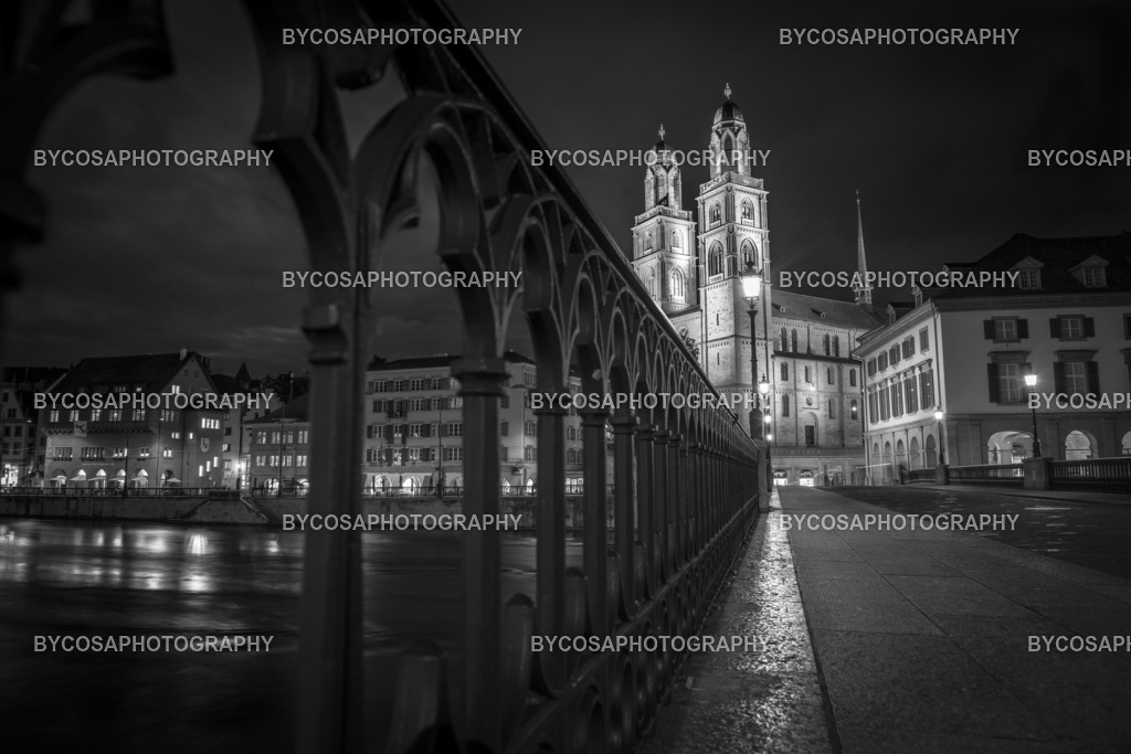 Night Path to Grossmünster _ Zürich | Exklusive Fine Art Prints aus Zürich – hochwertige Stadt- und Landschaftsfotografien als Wandbilder. Entdecken Sie einzigartige Zürich-Fotos zum Ausdrucken - Realisiert mit Pictrs.com