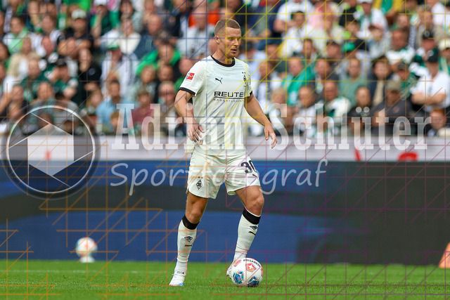 Borussia Mönchengladbach vs SV Werder Bremen - Bundesliga  | Mönchengladbach, Deutschland, 14.09.25:   Nico Elvedi (Borussia Mönchengladbach) in Aktion am Ball, Einzelaktion waehrend des Spiels der Bundesliga zwischen Borussia Mönchengladbach vs SV Werder Bremen im Stadion im Borussia Park(Foto von Brauer-Fotoagentur / Adrian Schlueter)