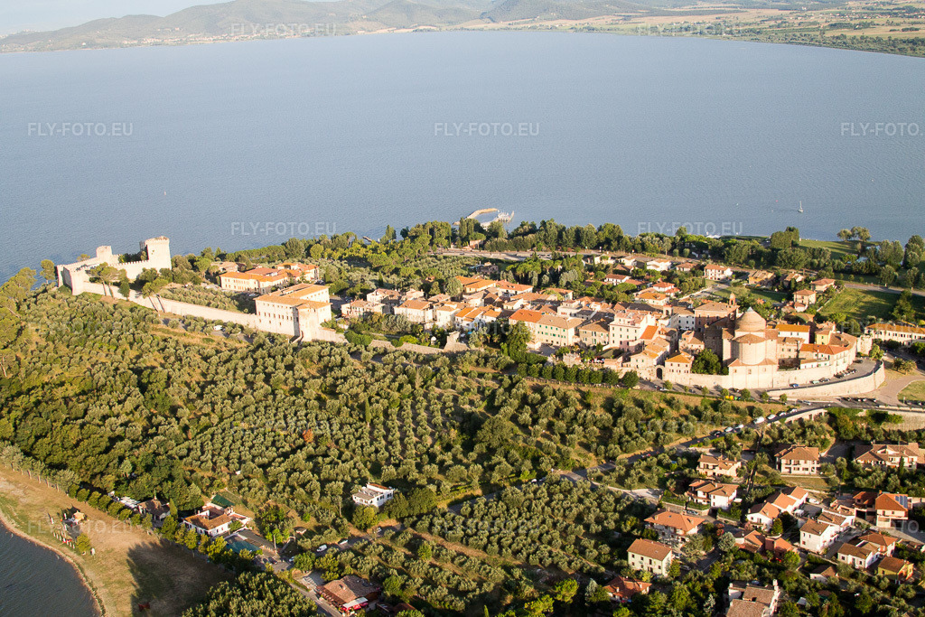 Vue aérienne: Vue de la ville à Castiglione del Lago dans le département Ombrie, Italie. Photo: IMG_43487.jpg prise le 25/07/2011 par Werner Riehm/FLY-FOTO.eu – Résolution de l'original: 4272 x 2848 px