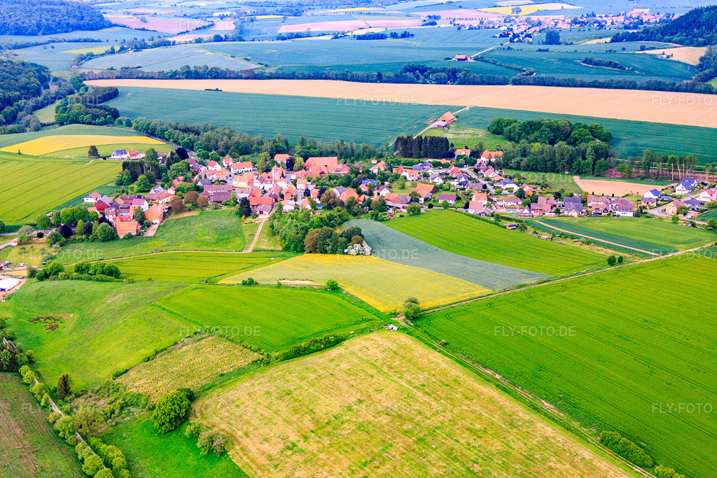 Luftbild: Dorfansicht aus Westen im Ortsteil Eberhausen in Adelebsen im Bundesland Niedersachsen in Deutschland. Foto: IMG_079529.jpg vom 24.05.2015 durch Werner Riehm/FLY-FOTO.de