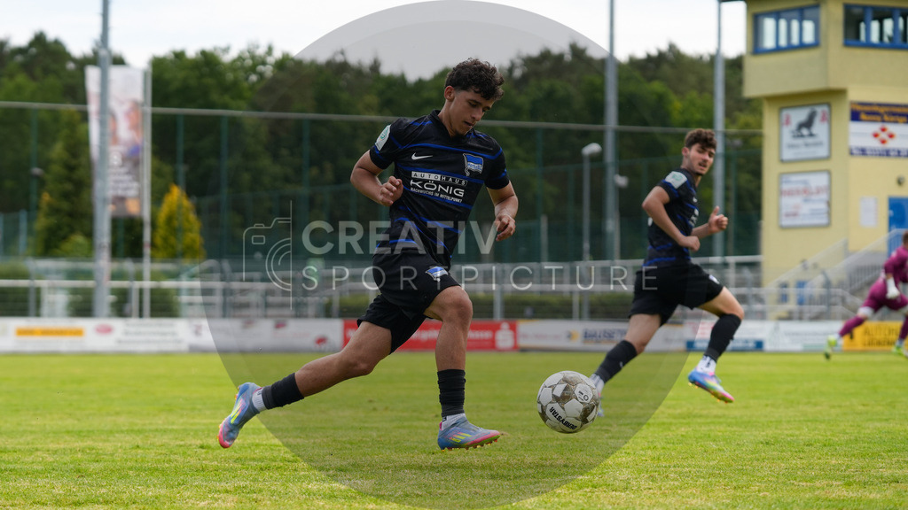 Fußball, Herren, Saison 2025/2026, 3. Luckenwalder Turmpokal, Werner-Seelenbinder-Stadion Luckenwalde, Spiel: FSV 63 Luckenwalde vs. Hertha BSC U19,  | Fußball, Herren, Saison 2025/2026, 3. Luckenwalder Turmpokal, Werner-Seelenbinder-Stadion Luckenwalde, Spiel: FSV 63 Luckenwalde vs. Hertha BSC U19,  Im Bild: Mihail Karbuzoglu (Hertha BSC U19) - Realisiert mit Pictrs.com