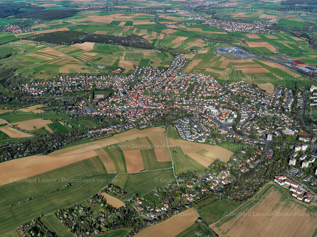 3651149 | VERSBACH 31.08.2016 Stadtansicht vom Stadtrand angrenzend an landwirtschaftliche Feldern  in Versbach im Bundesland Bayern, Deutschland // City view from the outskirts with adjacent agricultural fields  in Versbach in the state Bavaria, Germany Foto: Gerhard Launer