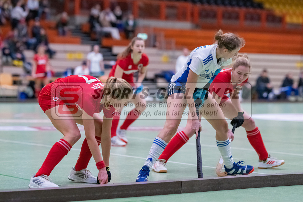HK_20230114_102870 | 1. Bundesliga ( Halle ) Damen Crefelder HTC - RTHC Leverkusen am 14.1.2023 Crefelder HTC  ( CHTC ) Halle Glockenspitz , Krefeld , Michler Nele ( Crefelder HTC #77 ) , Lea Wolff ( RTHC Leverkusen #13 )