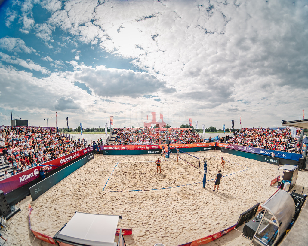 Beachvolleyball | Frauen | German Beach Tour 2024 | Tourstop Düsseldorf | 18.05.2024 | Die volle Arena am Robert-Lehr-Ufer