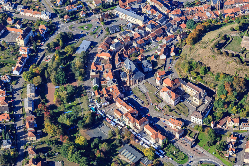 Vue aérienne: Mairie de Bitche et Église Sainte-Catherine de Bitche à Bitche dans le département Moselle, France – .Photo: IMG_095161.jpg prise le 16/10/2016 par Werner Riehm/FLY-FOTO.eu – Résolution de l'original: 5472 x 3648 px – Ville de Bitche – Archiprêtré de Bitche - Diocèse de Metz