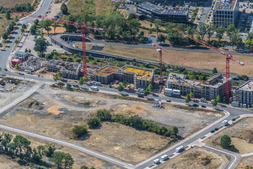 4062628 | WüRZBURG 22.07.2022 Baustelle zum Neubau einer Mehrfamilienhaus- Wohnanlage " Hubland 2 " zwischen Rottendorfer Straße und Beltwalk an der Elisabeth-Scheuring-Straße im Ortsteil Frauenland in Würzburg im Bundesland Bayern, Deutschland. Weiterführende Informationen bei: Riedel Bau AG Holding,  Stadtbau Würzburg GmbH,  bauart Konstruktions GmbH &amp; Co. KG,  zillerplus Architekten und Stadtplaner. // Baustelle zum Neubau einer Mehrfamilienhaus- Wohnanlage a??Hubland 2a?? zwischen Rottendorfer Strasse und Beltwalk an der Elisabeth-Scheuring-Strasse im Ortsteil Frauenland in Wuerzburg im Bundesland Bayern, Deutschland. Further information at: Riedel Bau AG Holding,  Stadtbau Wuerzburg GmbH,  bauart Konstruktions GmbH &amp; Co. KG,  zillerplus Architekten und Stadtplaner. Foto: Gerhard Launer