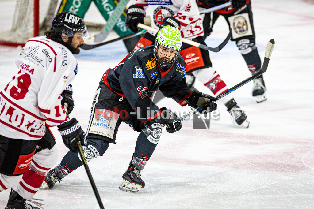 Peißenberg MINERS gegen ESV Buchloe Pirates | Eishockey Bayernliga 2025/26 Vorbereitung, Peißenberg MINERS gegen ESV Buchloe Pirates, 20250921,Denis DEGENSTEIN (MINERS 28) in Aktion,2025-09-21 in Peißenberg (flatbuy Arena Peißenberg), Denis DEGENSTEIN (MINERS 28), Adriano KARCIOLA (Buchloe PIRATES 19)Copyright: WolfgangxLindner www.foto-lindner.de
