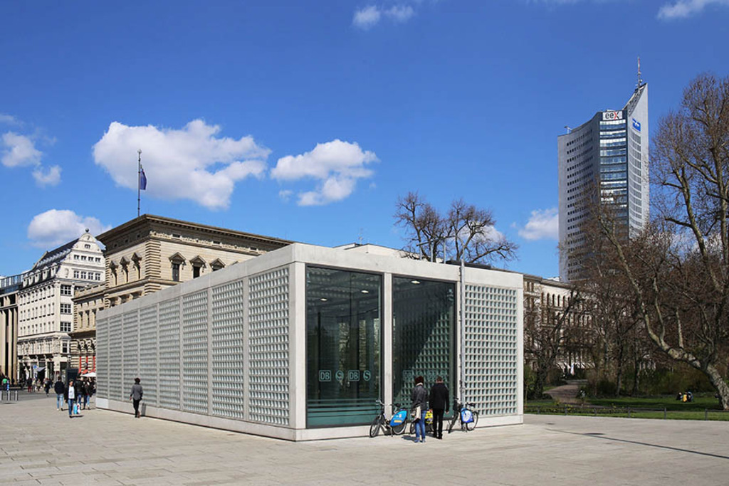 City-Tunnel Leipzig - Station Wilhelm-Leuschner-Platz - Blick zur Petersstraße | Das Team hinter BILDLEXIKON LEIPZIG bündelt historische wie aktuelle Informationen über die Stadt Leipzig in Text und Bild auf einer Plattform und stellt diese der interessierten Öffentlichkeit zur Verfügung.
