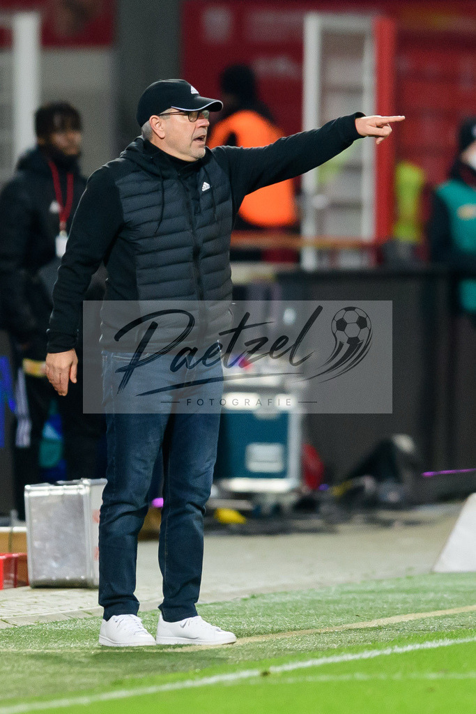 FCUFRE20211215_025 | Fussball, Herren: Trainer Urs Fischer (1. FC Union Berlin) gestikuliert, Gestik bei dem Spiel der 1. Bundesliga zwischen 1. FC Union Berlin und SC Freiburg im Stadion An der Alten Foersterei am 15.12.2021 in Berlin, Deutschland.DFB / DFL REGULATIONS PROHIBIT ANY USE OF PHOTOGRAPHS AS IMAGE SEQUENCES AND/OR QUASI-VIDEO. - Realisiert mit Pictrs.com