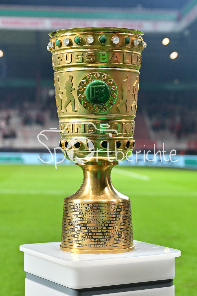 1. FC Union Berlin - FC Bayern München | BERLIN, GERMANY - 03. DECEMBER: im Bild das Objekt der Begierde - der DFB Pokal / Symbolbild vor dem Match zwischen dem 1. FC Union Berlin und dem FC Bayern München beim Achtelfinale des DFB-Pokales im Stadion an der alten Försterei