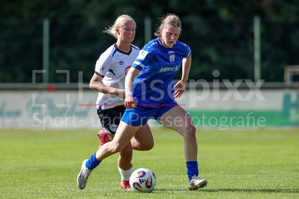 Fussball, Testspiel Frauen, SV Meppen - DSC Arminia Bielefeld | v.li.: Paula Peters (DSC Arminia Bielefeld, 25) und Lilly Damm (SV Meppen, 22) im Zweikampf, Duell, Dynamik, Aktion, Action, Spielszene