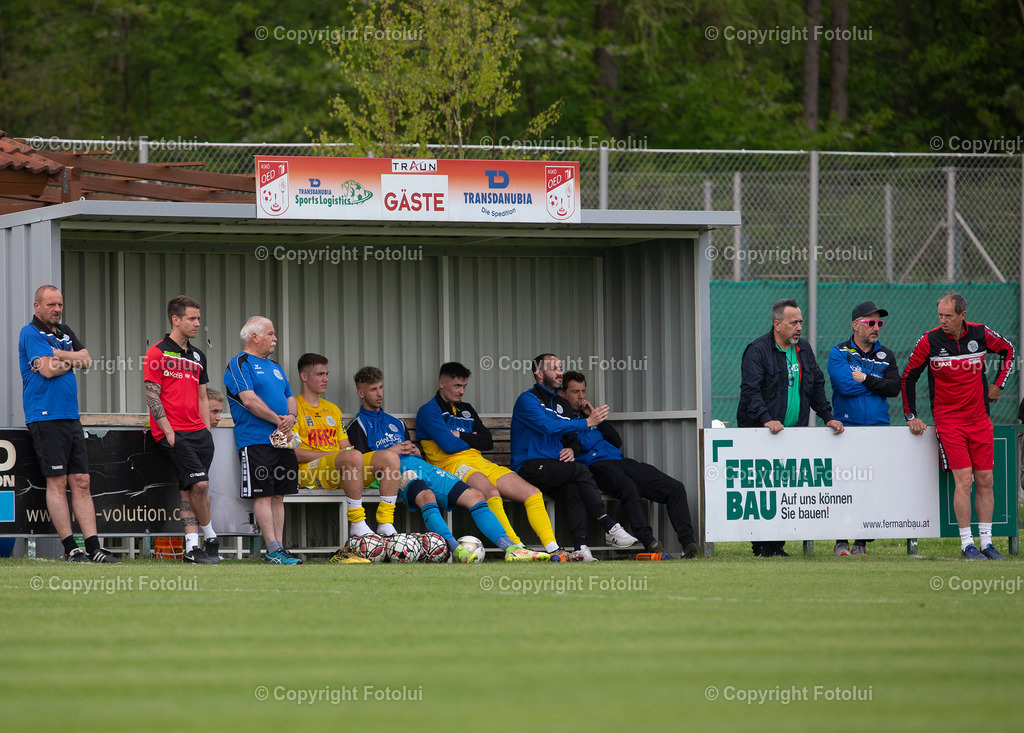 A_LUI_30042022_28 | SPORT,FUSSBALL,LT1 OOE LIGA ASKOE OEDT-DONAU LINZ 30.04..2022 IM BILD:  DIE ENTTAEUSCHTE BANK VON DONAU LINZ LINKS KURT BAUMGARTNER RECHTS KLAUS LINDENBERGER FOTO:FOTOLUI