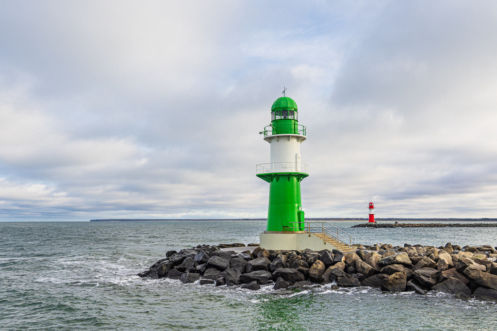 Mole und Molenturm an der Ostseeküste in Warnemünde | Mole und Molenturm an der Ostseeküste in Warnemünde.