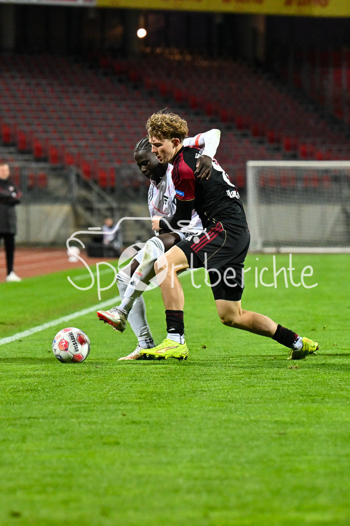 1. FC Nürnberg II - FC Bayern Amateure | NÜRNBERG, GERMANY - 21. APRIL: im Duell Bajung DARBOE (FC Bayern München II 7) und Ben HAGMEYER (1. FC Nürnberg II 8) während dem Match zwischen dem 1. FC Nürnberg II und den Amateuren des FC Bayern am 30. Spieltag der Regionalliga Bayern im Max-Morlock Stadion