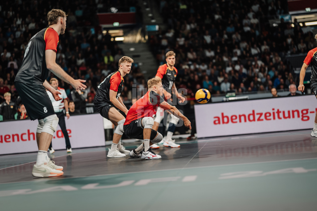 Volleyball | Männer | Testspiel | Deutschland vs. Italien | 26.05.2025 | Leonard Graven (#2, Deutschland) nimmt den Ball an
