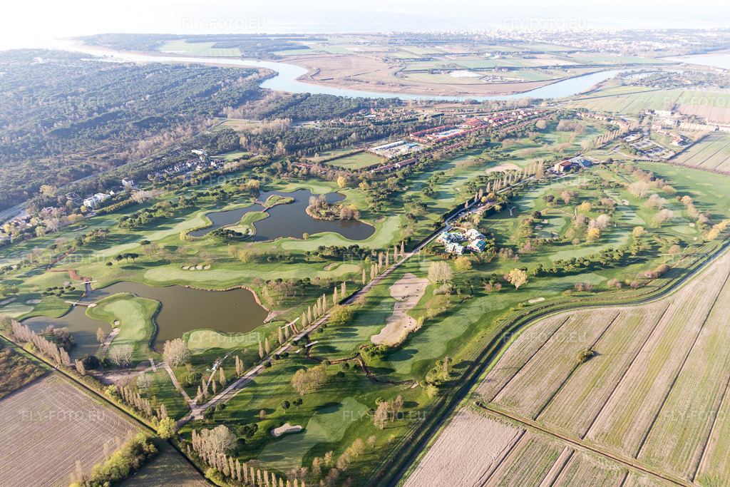 Vue aérienne: Vue de la ville à Lignano Pineta dans le département Frioul-Vénétie Julienne, Italie. Photo: IMG_105702.jpg prise le 08/04/2018 par Werner Riehm/FLY-FOTO.eu – Résolution de l'original: 5472 x 3648 px