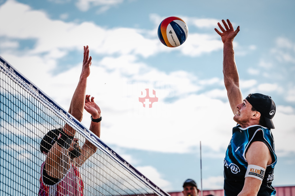 Sportart | Geschlecht | Saison 2022/2023 | Liga | Team1 vs. Team2 | TT.MM.JJJJ | Richard Peemüller beim Angriff