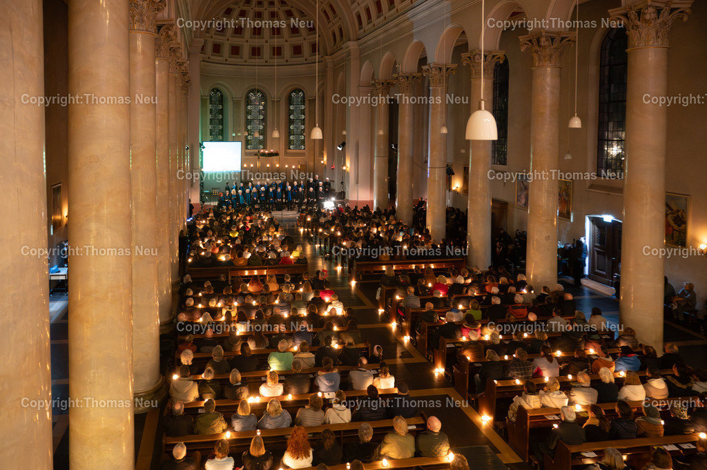 Sankt_Georg_Bensheim_Kirche_Kerzenschein_Fotografie_Thomas-Neu | Die Bensheimer Stadtkirche St. Georg bei einem Konzert bei Kerzenschein am 3.Advent, ,Bild: Thomas Neu