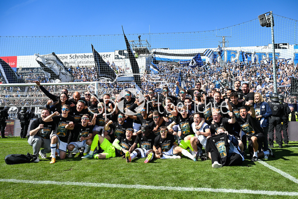 SpVgg Unterhaching - Arminia Bielefeld | die Mannschaft aus Bielefeld feiert zusammen mit den Fans den Sieg und den Aufstieg in Unterhaching / Bierdursche / Bier / Freude / Happy / Gluecklich / 3. Liga: SpVgg Unterhaching - Arminia Bielefeld, Uhlsport Park am 11.05.2025 / Grenzenloser Jubel / Siegerfoto / Jubelfoto / Siegerbild / Jubelbild