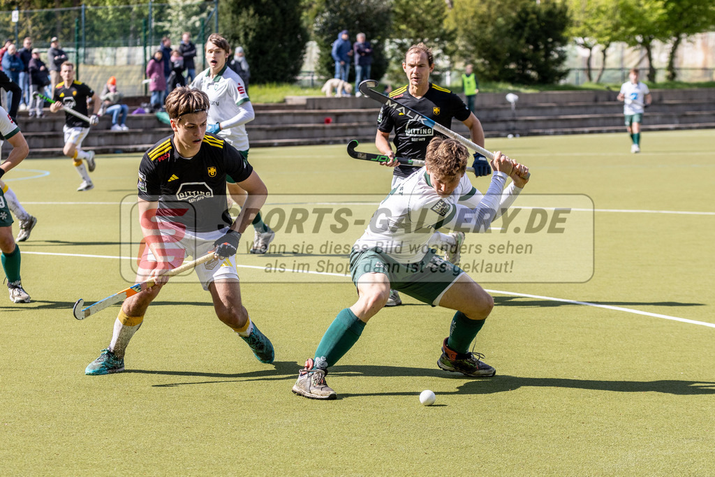 MJ_M_UHTC-HTHC_21.04.2024-25 | Henrik Mertgens (Uhlenhorst Mülheim #13) &amp; Paul Glander (Harvestehuder THC #10), Uhlenhorst Mülheim - Harvestehuder THC am 21.4.2024 im Waldstadion, Mülheim a. d. Ruhr