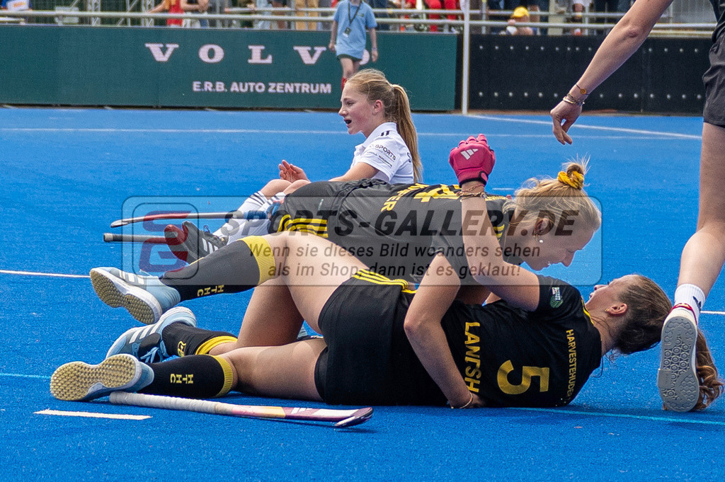 Final4_20250601-1256-Z82_9075 | Krefeld, Deutschland, 01.06.2025:  Feldhockey Final4 2025 – „Deutsche Feldhockey-Meisterschaften 2025“ Harvestehuder HTC - Düsseldorfer HC (Finale Damen) im Gerd-Wellen-Hockeyanlage am 01.06.2025 in Krefeld, Deutschland. (Foto von Kramhöller/Fehrmann/Kaste)Krefeld, Germany, 01.06.2025: Feldhockey Final4 2025 – „Deutsche Feldhockey-Meisterschaften 2025“ Harvestehuder HTC - Düsseldorfer HC (Finale Damen) in Gerd-Wellen-Hockeyanlage at 01.06.2025 in Krefeld, Deutschland. (Foto from Kramhöller/Fehrmann/Kaste)