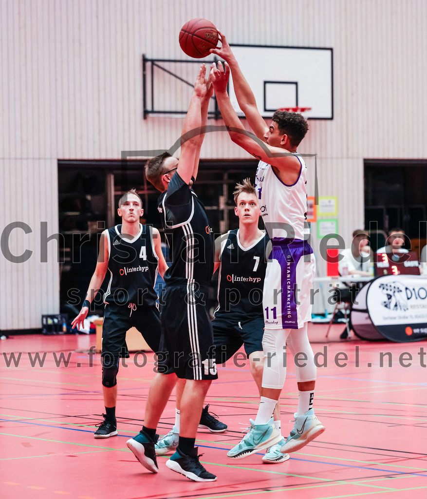 2022-05-15_044_SpVgg_Altenerding_gegen_TSV_Muenchen-Forstenried | Erding, Deutschland, 15.05.2022:
Basketball, Bezirksliga 2021 / 2022, Play-Offs, SpVgg Altenerding gegen TSV München-Forstenried, Endergebnis: 55:57

Alexander Winklhofer (TSV München-Forstenried, #15), Luis Winkler (SpVgg Altenerding, #11)

Foto: Christian Riedel / fotografie-riedel.net