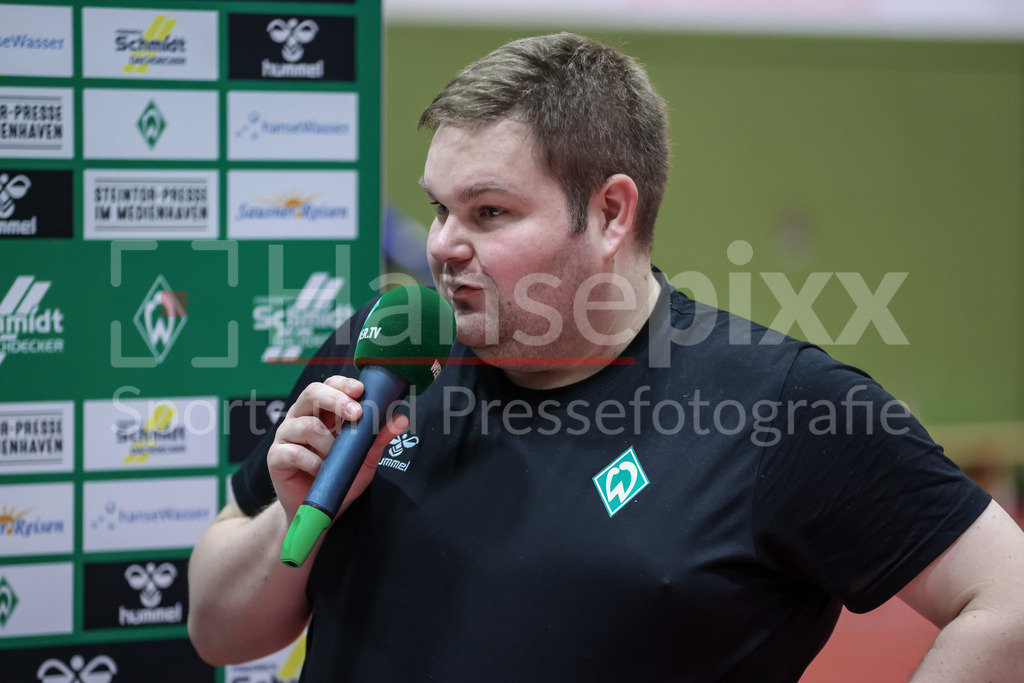 Handball, 2. Bundesliga Frauen, SV Werder Bremen - TSG 1846 Mainz-Bretzenheim | v.li.: Timm Dietrich (Trainer, Cheftrainer, SV Werder Bremen) während der Pressekonferenz nach dem Spiel, Portrait, Nahaufnahme, Einzelfoto, Einzelbild