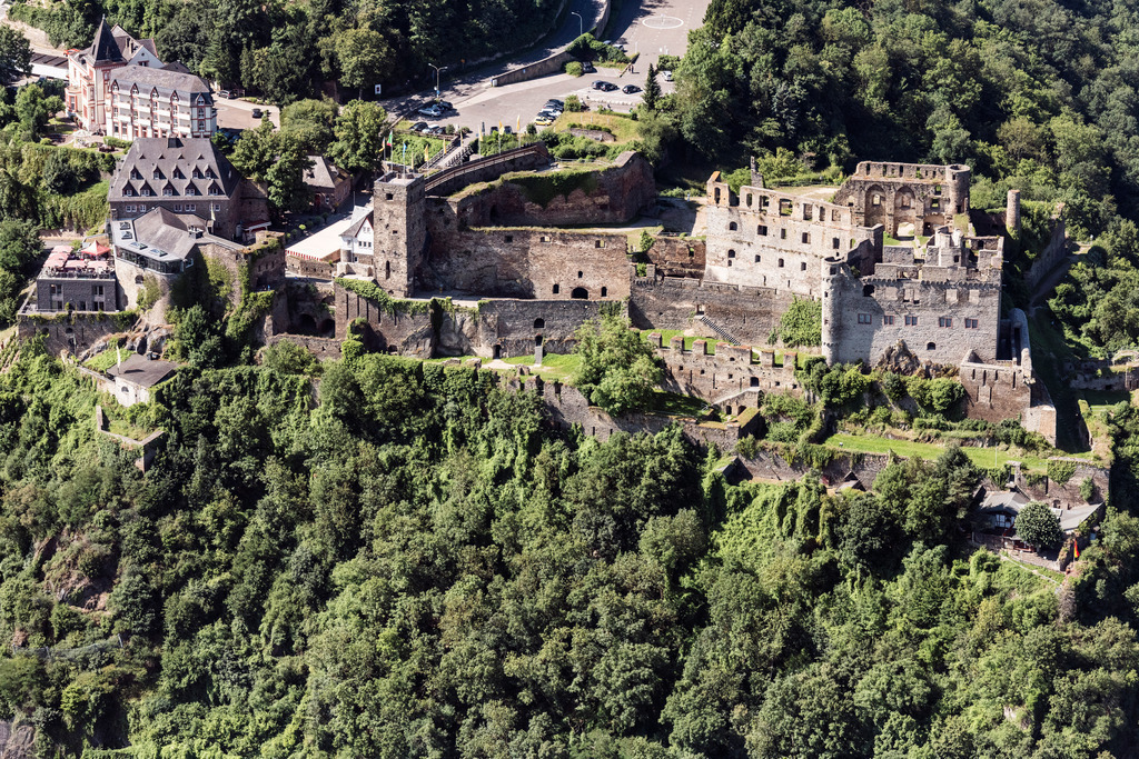 dr__dsc5042.jpg | SANKT GOAR 27.06.2018 Burganlage der Veste Rheinfels auf dem Schlossberg in Sankt Goar im Bundesland Rheinland-Pfalz, Deutschland. Weiterführende Informationen bei: Tourist Information St. Goar. // Castle of the fortress Rheinfels on Schlossberg in Sankt Goar in the state Rhineland-Palatinate, Germany. Further information at: Tourist Information St. Goar. Foto: Daniel Reiter